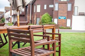 Cascades Lakefront Motel