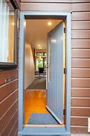 Cascades Lakefront Motel
