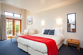 Cascades Lakefront Motel