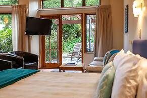 Cascades Lakefront Motel