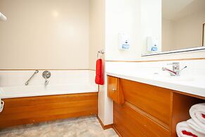 Cascades Lakefront Motel