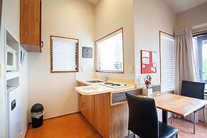 Cascades Lakefront Motel