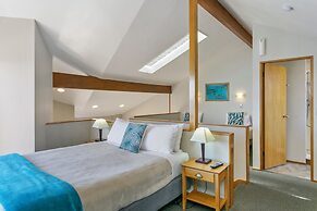 Cascades Lakefront Motel