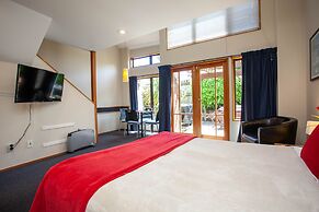 Cascades Lakefront Motel