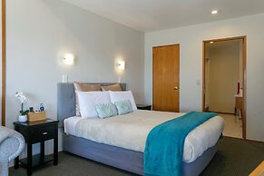 Cascades Lakefront Motel
