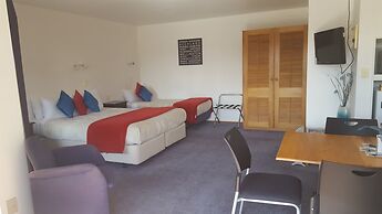 Cascades Lakefront Motel