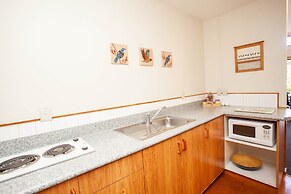 Cascades Lakefront Motel