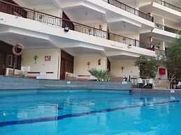 Rezeiky Hotel And Camp Luxor