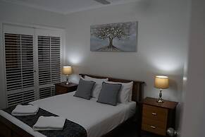 Airlie Seaview Apartments