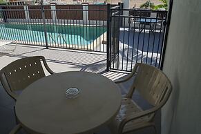 Airlie Seaview Apartments