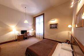 George Hotel