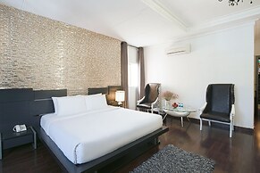 A&EM - The Petit Hotel