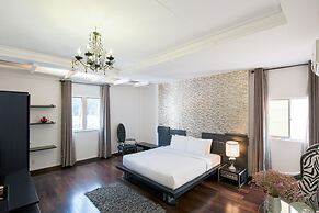 A&EM - The Petit Hotel