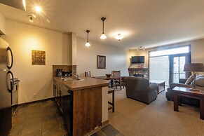 Glacier Mountaineer Lodge