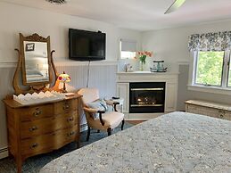 The Buttonwood Inn on Mt. Surprise