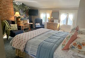 The Buttonwood Inn on Mt. Surprise