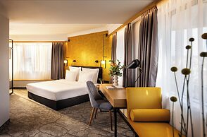 Rosslyn Thracia Hotel