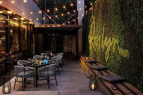 Rosslyn Thracia Hotel