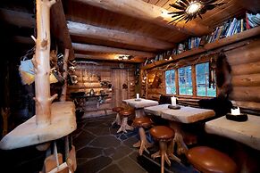 Engholm Husky Design Lodge