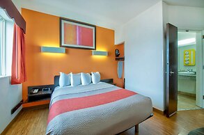 Motel 6 Eagle Pass, TX - Lakeside