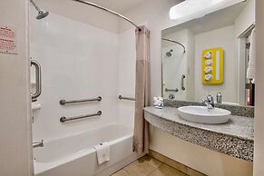 Motel 6 Eagle Pass, TX - Lakeside