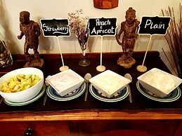 Thatchings Guest House