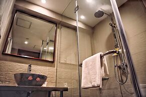 Butterfly on Wellington, Central