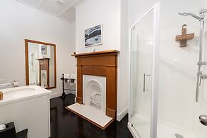 The Old Oak Boutique Hotel