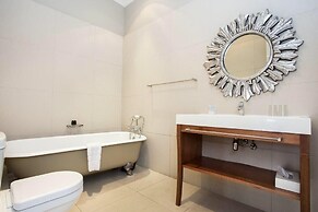 The Saint James on Venice Luxury Guest House