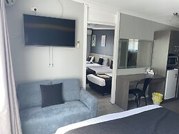 Parkway Motel