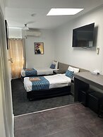 Parkway Motel