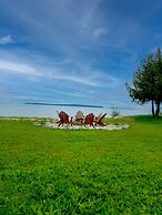 Days Inn & Suites by Wyndham St. Ignace Lakefront