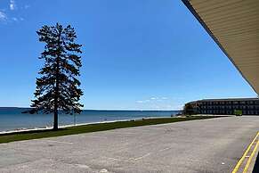 Days Inn & Suites by Wyndham St. Ignace Lakefront
