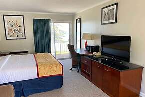 Days Inn & Suites by Wyndham St. Ignace Lakefront