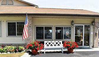 Days Inn & Suites by Wyndham St. Ignace Lakefront