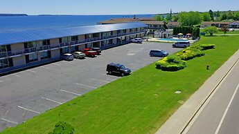 Days Inn & Suites by Wyndham St. Ignace Lakefront