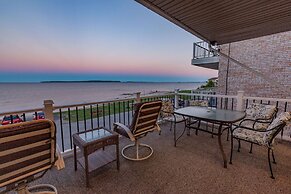 Days Inn & Suites by Wyndham St. Ignace Lakefront