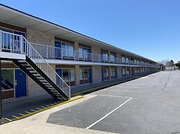 Days Inn & Suites by Wyndham St. Ignace Lakefront