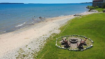 Days Inn & Suites by Wyndham St. Ignace Lakefront