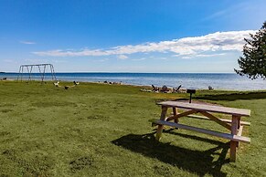 Days Inn & Suites by Wyndham St. Ignace Lakefront