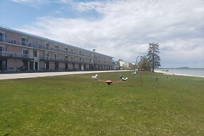 Days Inn & Suites by Wyndham St. Ignace Lakefront