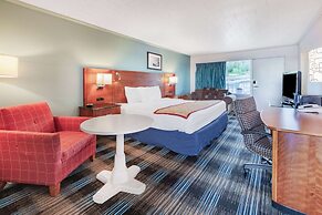 Days Inn & Suites by Wyndham St. Ignace Lakefront