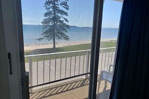 Days Inn & Suites by Wyndham St. Ignace Lakefront