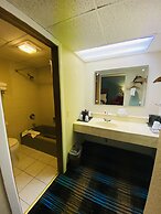 Days Inn & Suites by Wyndham St. Ignace Lakefront