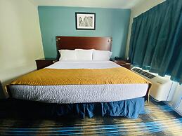 Days Inn & Suites by Wyndham St. Ignace Lakefront