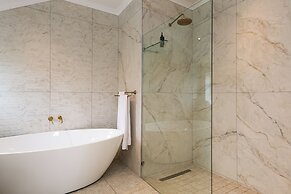 Abalone Hotel & Villas