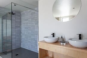 Abalone Hotel & Villas