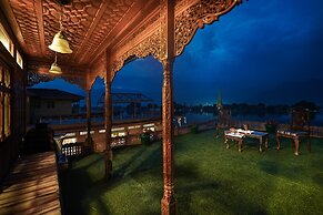 WelcomHeritage Gurkha Houseboats