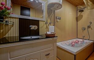 WelcomHeritage Gurkha Houseboats