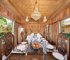 WelcomHeritage Gurkha Houseboats